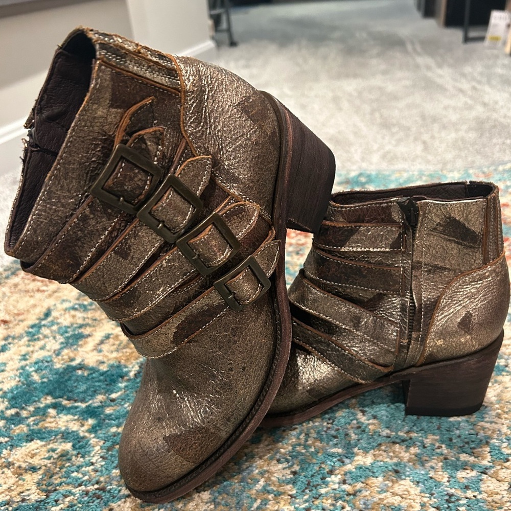 ✨NEW Stylish Bronze Metallic Ankle Buckle Boots 8.5 - Picture 6 of 10